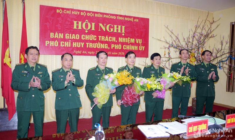 Lãnh đạo Bộ đội Biên phòng Nghệ An chúc mừng các đồng chí được bổ nhiệm chức vụ mới.