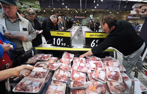 Người dân chọn mua hàng hóa tại siêu thị ở Toulouse, Pháp. (Ảnh: AFP/TTXVN).