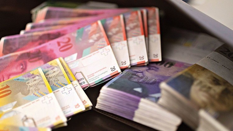 Một số mệnh giá của tiền franc Thụy Sỹ. Ảnh: Bloomberg.