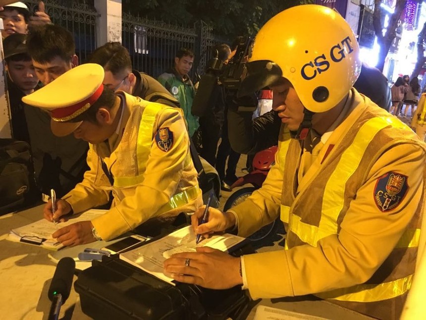 Hình ảnh lực lượng CSGT ra quân xử lý người vi phạm giao thông đường bộ (Ảnh: Nguyễn Trường).