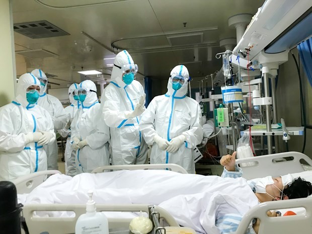 Nhân viên y tế chuyển bệnh nhân nhiễm virus nCoV tại bệnh viện ở thành phố Vũ Hán, tỉnh Hồ Bắc, Trung Quốc ngày 30/1/2020. (Ảnh: THX/TTXVN).
