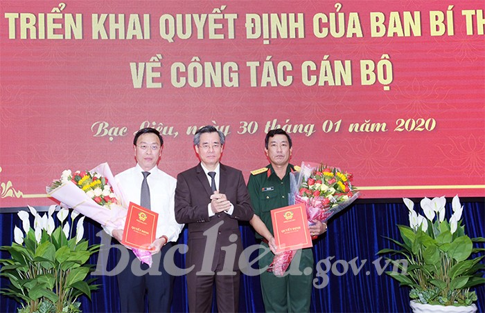 Bí thư Tỉnh ủy Bạc Liêu Nguyễn Quang Dương trao quyết định và chúc mừng đồng chí Huỳnh Hữu Trí, Đỗ Minh Đẩu.