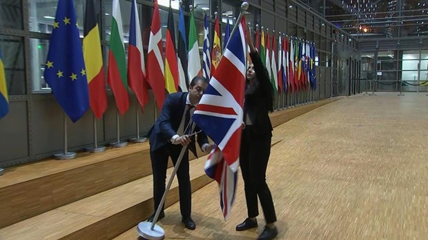 Quốc kỳ Anh được đưa đi khỏi khu vực cắm cờ các nước thành viên Hội đồng châu Âu. (Nguồn: YouTube).