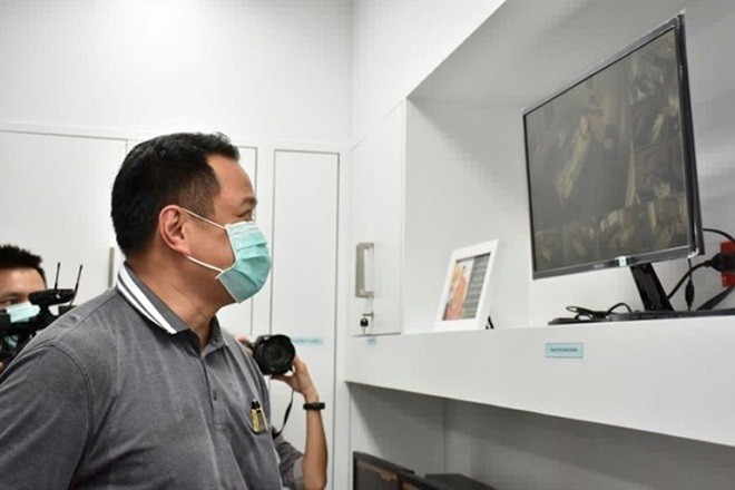 Bộ trưởng Y tế Thái Lan xem hình ảnh trong Viện truyền nhiễm Bamrasnaradua, nơi các bệnh nhân nhiễm nCoV đang được cách ly. Ảnh AFP.