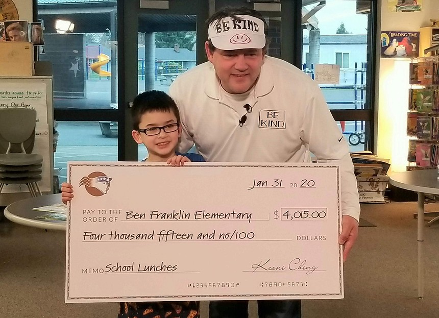 Cậu bé Keoni Ching trao số tiền 4.015 đô la Mỹ cho trường tiểu học Benjamin Franklin để trang trải tiền nợ ăn trưa cho bạn học.