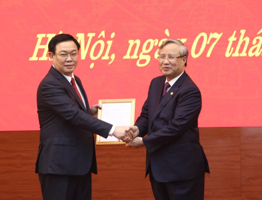 Thường trực Ban Bí thư Trần Quốc Vượng trao Quyết định của Bộ Chính trị phân công Phó Thủ tướng Vương Đình Huệ làm Bí thư Thành ủy Hà Nội nhiệm kỳ 2015-2020.