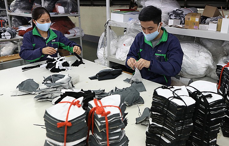Sản xuất khẩu trang vải nano tại nhà máy ở Thái Nguyên.
