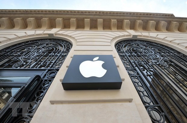 Biểu tượng Apple tại một cửa hàng ở Paris của Pháp. (Ảnh: AFP/TTXVN).