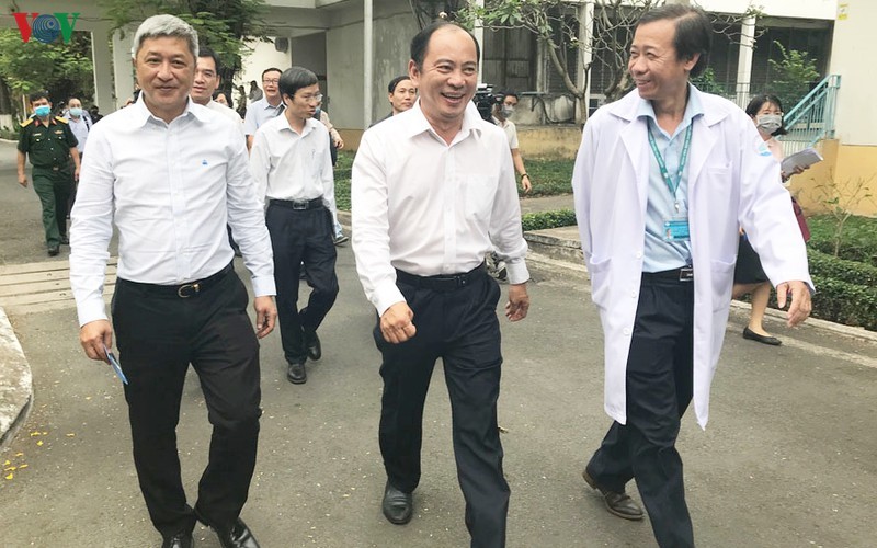 Thứ trưởng Bộ Y tế Nguyễn Trường Sơn (ngoài cùng bên trái) kiểm tra công tác cách ly, điều trị cho bệnh nhân tại TP.HCM.
