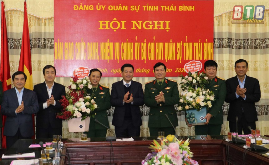 Lãnh đạo tỉnh Thái Bình và lãnh đạo Quân khu 3 chúc mừng Đại tá Phạm Đức Kiên, Đại tá Hoàng Chí Long.
