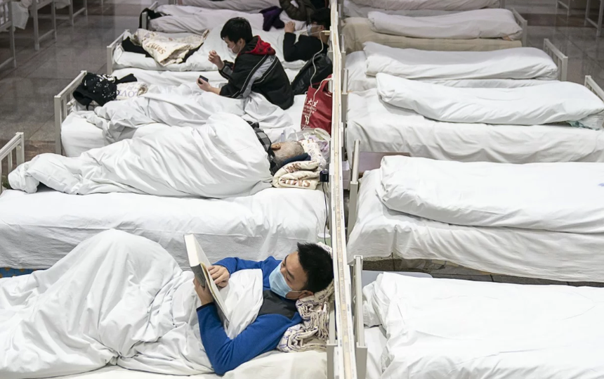 Các bệnh nhân nhiễm virus corona được cách ly tại một bệnh viện cabin di động tại một trung tâm triển lãm ở Vũ Hán. (Ảnh: SCMP).