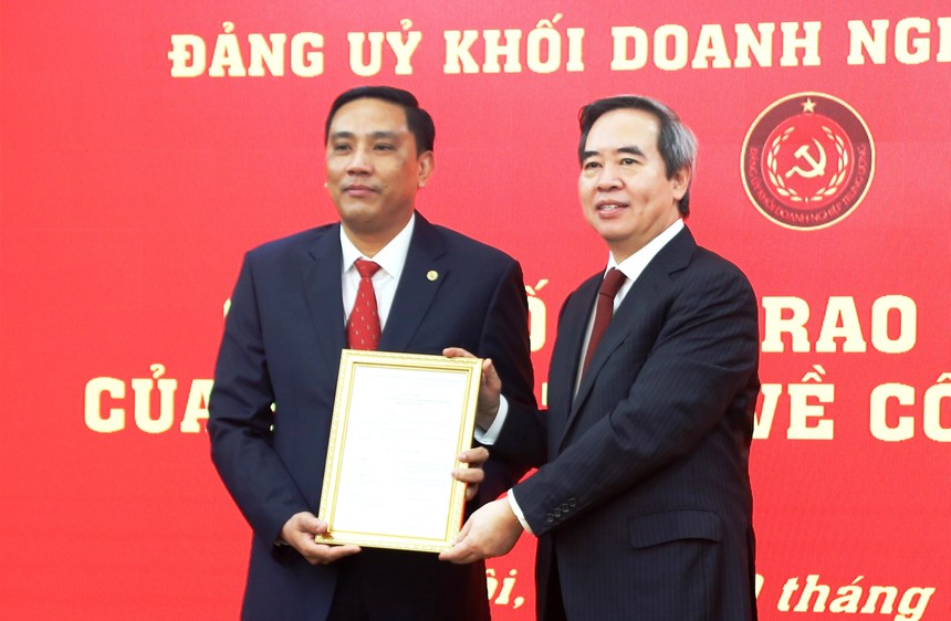 Đồng chí Nguyễn Văn Bình, Ủy viên Bộ Chính trị, Bí thư Trung ương Đảng, Trưởng ban Kinh tế Trung ương trao quyết định cho đồng chí Hoàng Giang.