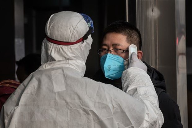 Kiểm tra thân nhiệt một hành khách nhằm ngăn chặn sự lây lan của dịch viêm đường hô hấp cấp do virus corona chủng mới (2019-nCoV) tại nhà ga đường sắt ở Bắc Kinh, Trung Quốc ngày 27/1/2020. (Nguồn: THX/TTXVN).