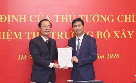 Bộ trưởng Phạm Hồng Hà trao quyết định và chúc mừng tân Thứ trưởng Nguyễn Tường Văn.