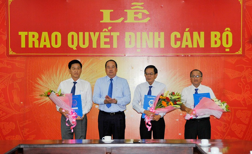 Chủ tịch UBND tỉnh An Giang Nguyễn Thanh Bình trao quyết định bổ nhiệm và bổ nhiệm lại cho 3 cán bộ cấp sở.
