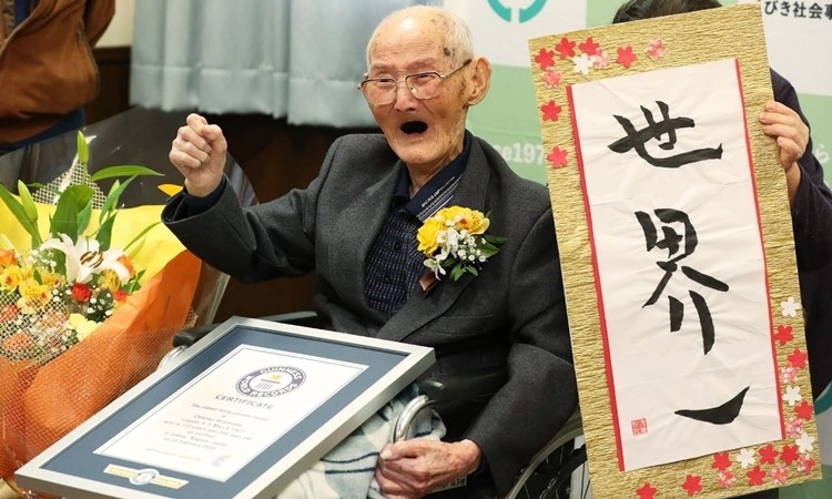 Ông Chitetsu Watanabe nhận chứng nhận của Sách Kỷ lục Guinness ngày 12/2. Ảnh: AFP.