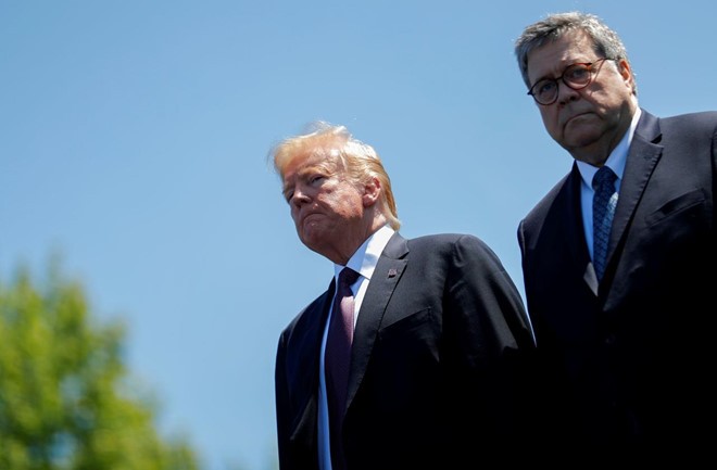 Tổng thống Mỹ Donald Trump và Bộ trưởng Tư pháp William Barr (phải) tham dự sự kiện bên ngoài tòa nhà quốc hội ở thủ đô Washington D.C ngày 15 5.2019.