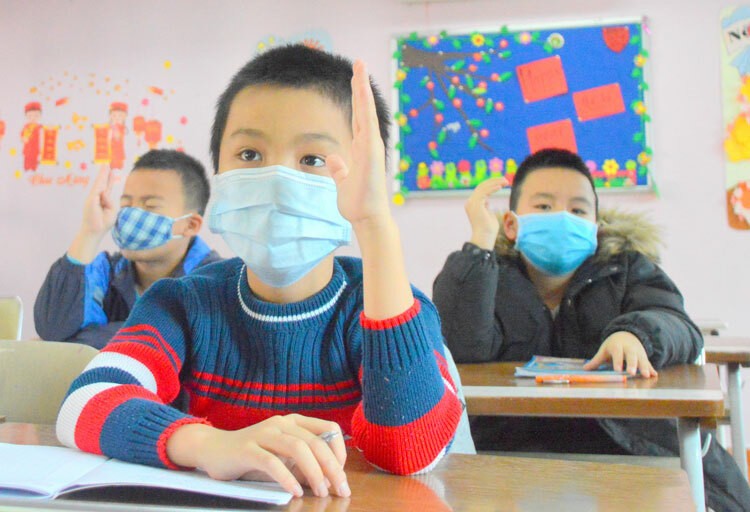 Học sinh trường Pascal, Hà Nội đeo khẩu trang trong lớp ngày 30/1. 