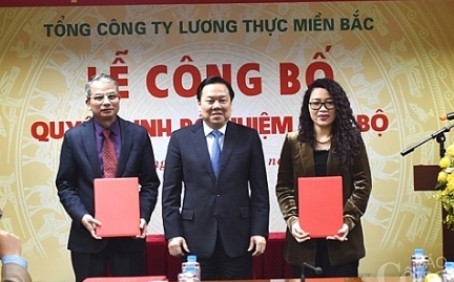 Ông Nguyễn Hoàng Anh trao quyết định cho ông Phạm Xuân Quế và bà Bùi Thị Thanh Tâm.