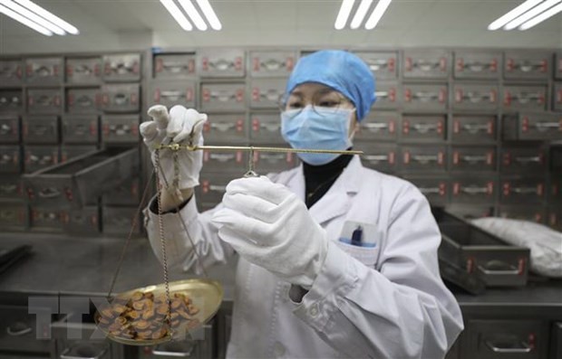 Sử dụng thuốc đông y chữa trị cho bệnh nhân COVID-19 tại bệnh viện ở tỉnh An Huy, Trung Quốc, ngày 18/2. (Ảnh: THX/TTXVN).