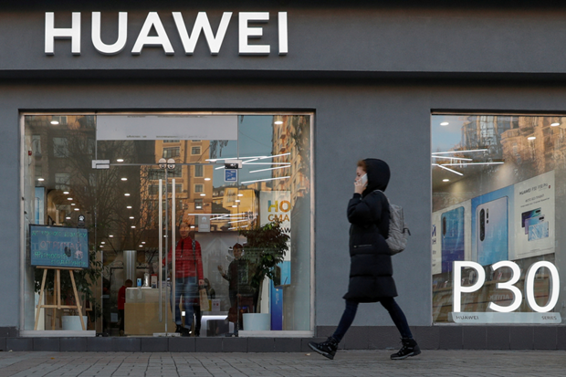 Một cửa hàng Huawei ở trung tâm Kiev, Ukraine. (Nguồn: Reuters).