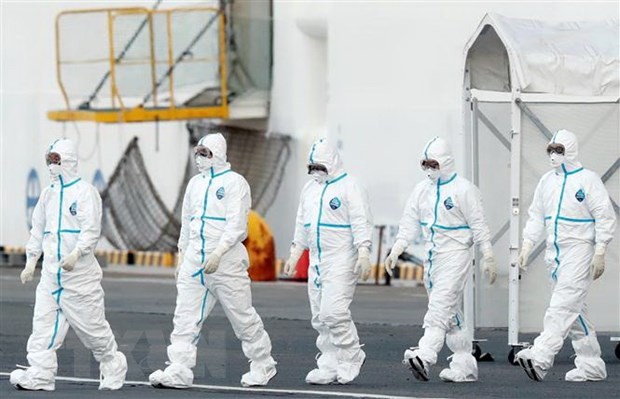 Nhân viên y tế làm nhiệm vụ gần tàu Diamond Princess tại khu vực cảng Yokohama, Nhật Bản ngày 10/2/2020. (Ảnh: ANI/TTXVN).