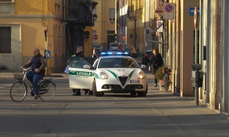 Một xe cảnh sát tại bắc Italy ngày 21/2. Ảnh: Reuters.