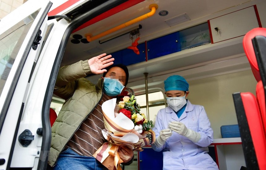 Bệnh nhân nhiễm COVID-19 xuất viện sau khi được chữa khỏi tại tỉnh Thanh Hải, Trung Quốc, ngày 21/2. (Ảnh: THX/TTXVN).