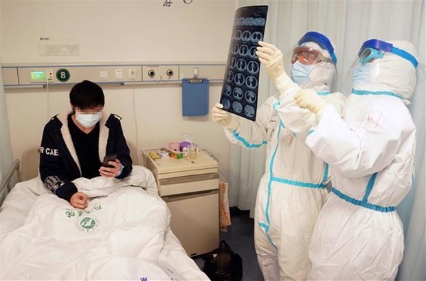 Nhân viên y tế điều trị cho bệnh nhân nhiễm COVID-19 tại bệnh viện ở Vũ Hán, tỉnh Hồ Bắc, Trung Quốc, ngày 18/2/2020. (Ảnh: THX/ TTXVN).