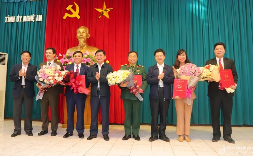 Lãnh đạo tỉnh Nghệ An chúc mừng các cán bộ được Ban Bí thư chỉ định tham gia Ban Chấp hành Đảng bộ tỉnh.