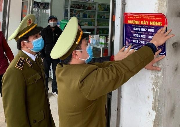Cục Quản lý thị trường Lạng Sơn triển khai lắp trên 80 biển đường dây nóng tại các cửa hàng kinh doanh thuốc y dược. (Ảnh: PV/Vietnam+).