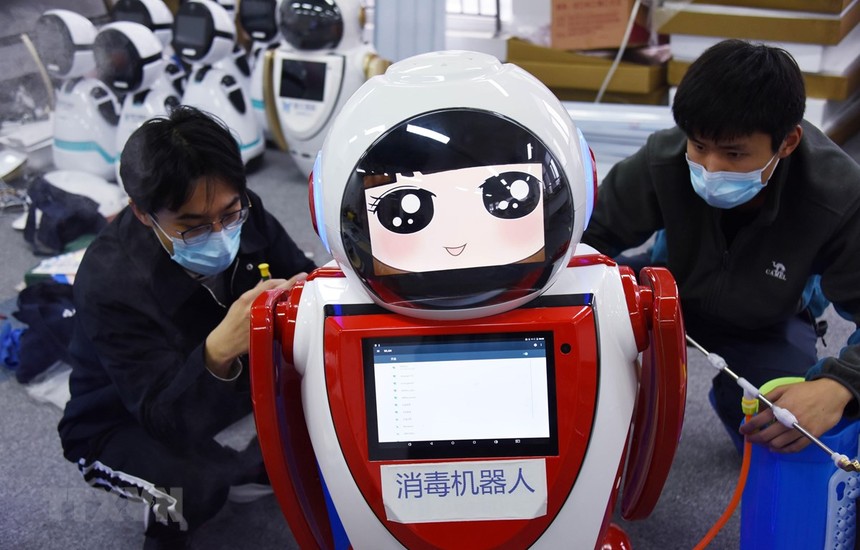 Trung Quốc đưa vào sử dụng robot khử trùng thế hệ đầu tiên tại công ty công nghệ Thanh Đảo, tỉnh Sơn Đông, Trung Quốc ngày 11/2/2020. (Ảnh: THX/TTXVN).