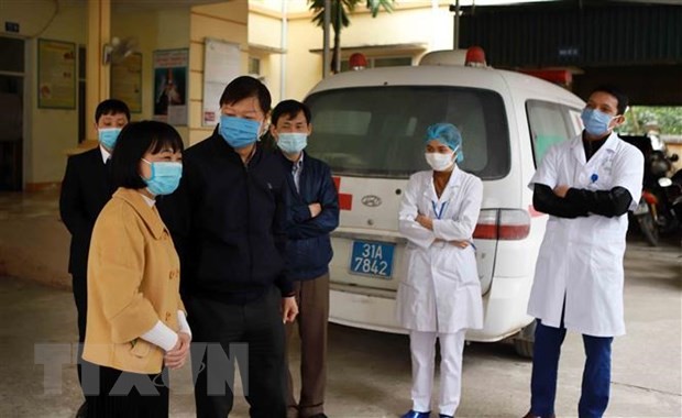 Đoàn công tác kiểm tra công tác phòng chống dịch COVID-19 tại Trạm y tế xã Sơn Lôi. (Ảnh: Hoàng Hùng/TTXVN).