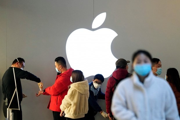 Khách hàng đeo khẩu trang và được kiểm tra thân nhiệt trong một cửa hàng Apple, ở Thượng Hải, Trung Quốc, ngày 21/2. (Nguồn: Reuters).