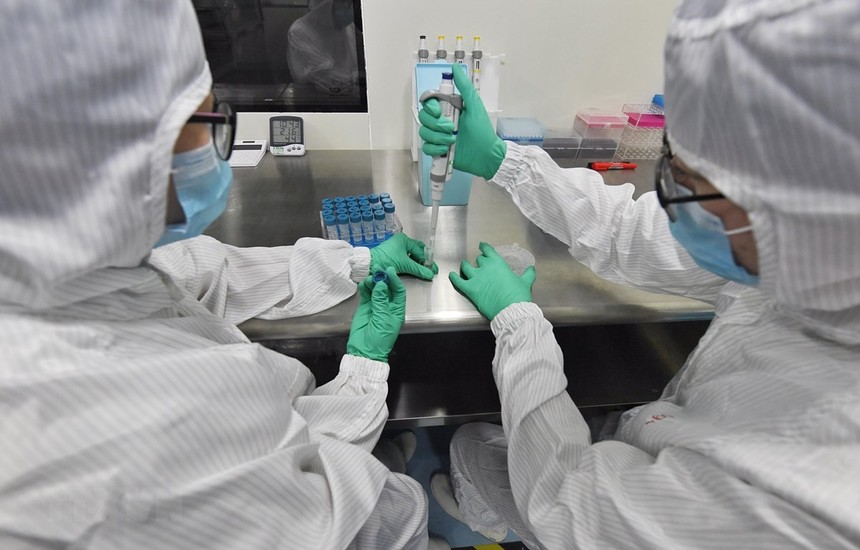 Thử nghiệm bộ dụng cụ xét nghiệm axit nucleic tại một công ty chế phẩm vi sinh ở thành phố Thành Đô, tỉnh Tứ Xuyên, Trung Quốc. (Ảnh: THX/TTXVN).
