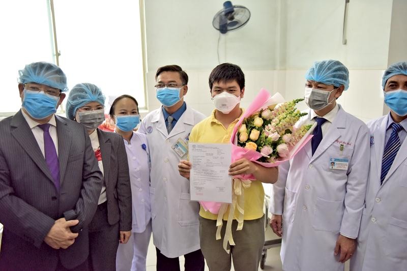 Bệnh nhân Li Zichao (áo vàng) đã được xuất viện sau 13 ngày điều trị tại Bệnh viện Chợ Rẫy. Ảnh: Lê Toàn.