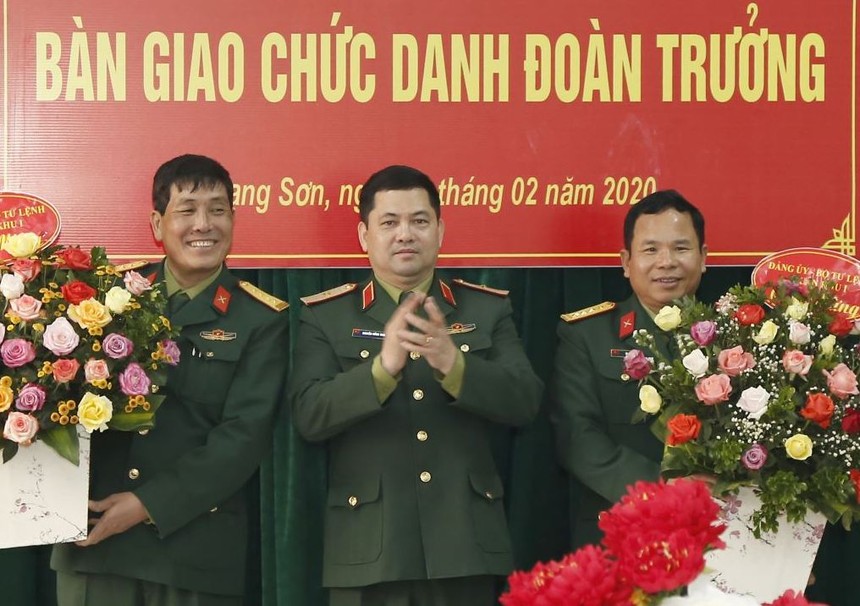 Thiếu tướng Nguyễn Hồng Thái, Tư lệnh Quân khu 1 chúc mừng Đại tá Tạ Đức Thanh và Đại tá Hoàng Trung Kiên.