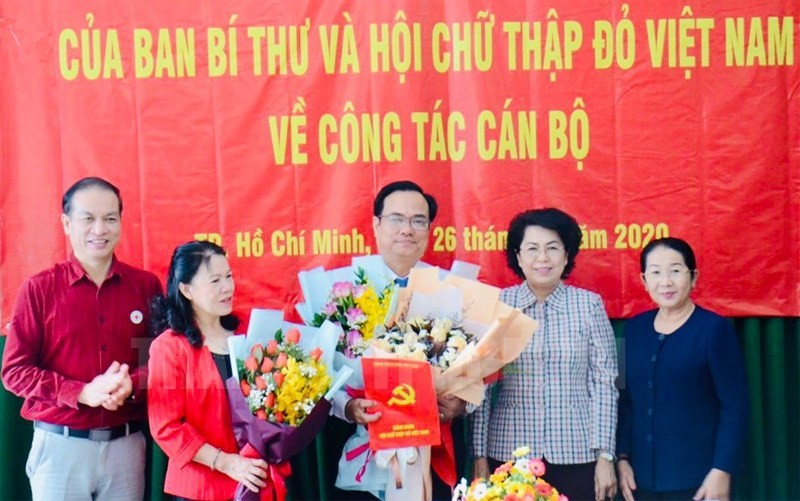 Lãnh đạo Trung ương Hội Chữ thập đỏ Việt Nam trao quyết định và chúc mừng đồng chí Vũ Thanh Lưu.