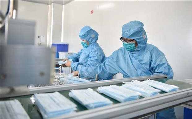 Sản xuất khẩu trang y tế tại một nhà máy ở tỉnh Hà Bắc, Trung Quốc, ngày 18/2. (Nguồn: THX/TTXVN).
