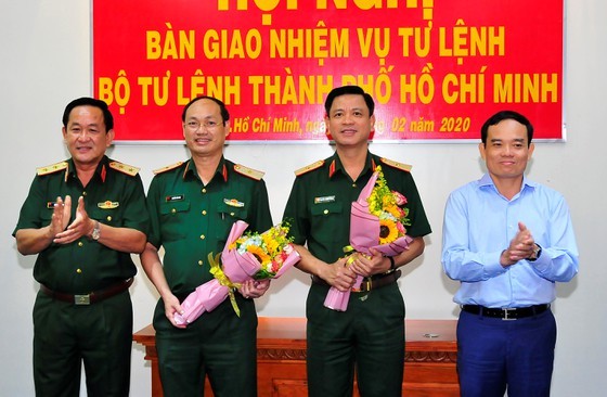 Trung tướng Võ Minh Lương và đồng chí Trần Lưu Quang chúc mừng 2 đồng chí nhận nhiệm vụ mới.