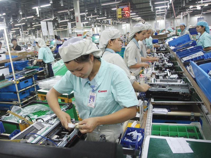 Dịch bệnh tiếp tục ảnh hưởng tới sản xuất - kinh doanh của các doanh nghiệp FDI. Trong ảnh: Nhà máy của Canon tại Khu công nghiệp Bắc Thăng Long (Hà Nội).