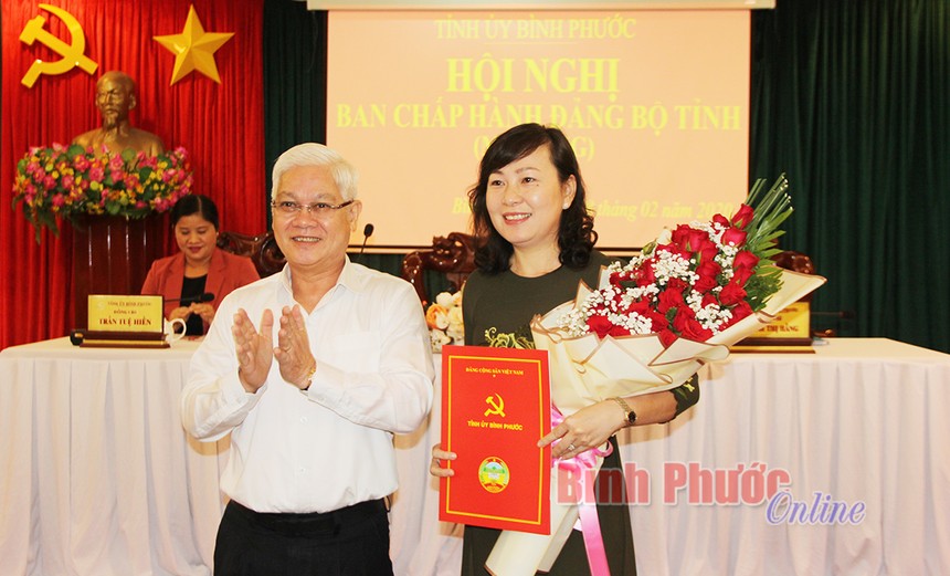 Bí thư Tỉnh ủy Bình Phước trao quyết định và chúc mừng tân Phó Bí thư Thường trực Tỉnh ủy Huỳnh Thị Hằng.