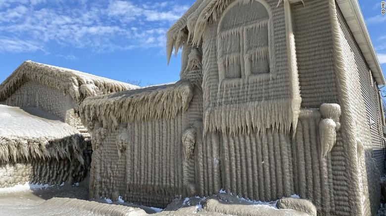 Những ngôi nhà của người dân sống quanh hồ Erie bị băng tuyết phủ kín.