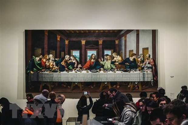 Tác phẩm Bữa ăn tối cuối cùng của danh họa Leonardo da Vinci được trưng bày tại triển lãm ở bảo tàng Louvre, Paris, Pháp, ngày 21/2/2020. (Nguồn: AFP/TTXVN).
