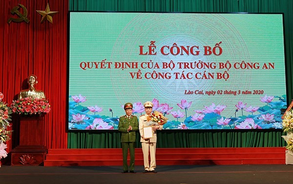 Thứ trưởng Lê Quý Vương trao quyết định cho đồng chí Đại tá Lưu Hồng Quảng. (Nguồn: cand.com.vn).