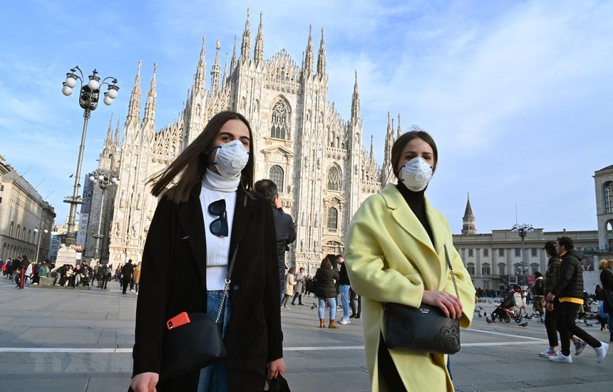 Người dân đeo khẩu trang phòng dịch COVID-19 tại Milan, Italy ngày 23/2/2020. (Nguồn: AFP/TTXVN).