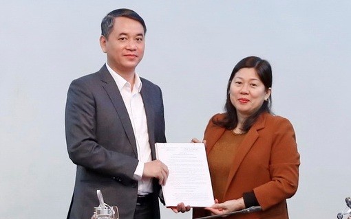 Thứ trưởng Nguyễn Thị Phương Hoa trao quyết định cho đồng chí Lê Vũ Tuấn Anh.