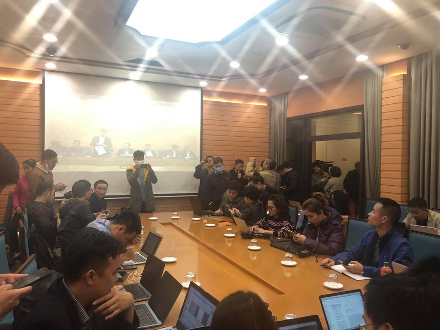 Rất đông phóng viên các cơ quan báo chí "trực chiến" tại phòng báo chí UBND TP. Hà Nội đêm 6/3 (Ảnh: Thu Trang).