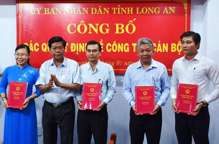 Phó Bí thư Tỉnh ủy, Chủ tịch UBND tỉnh Long An Trần Văn Cần trao các quyết định về công tác cán bộ.