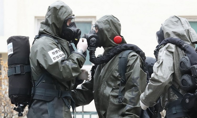 Lính Hàn Quốc chuẩn bị phun khử khuẩn tại thành phố Daegu hôm 9/3. Ảnh: AFP.